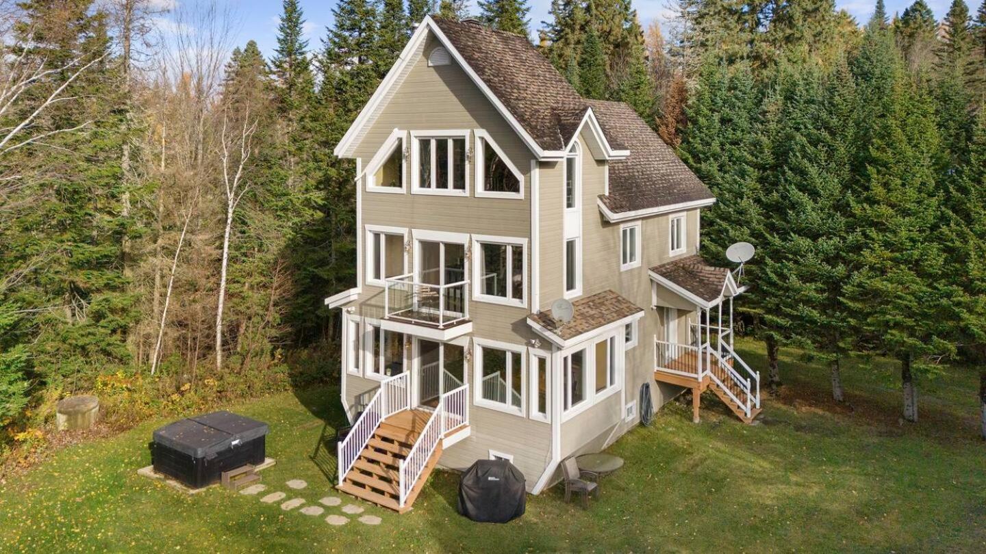 Chalet *new* Stunning Waterfront Bright With