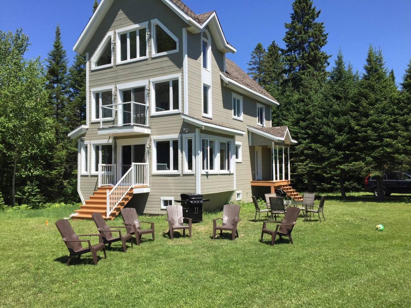 Chalet *new* Stunning Waterfront Bright With *