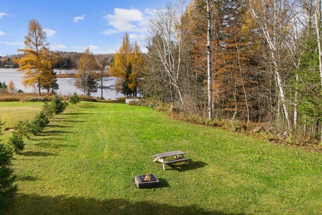 Chalet *new* Stunning Waterfront Bright With Saint-Calixte