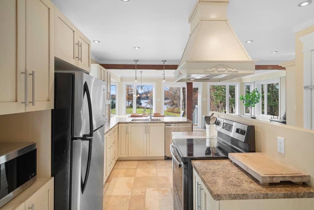 *new* Stunning Waterfront Bright With *