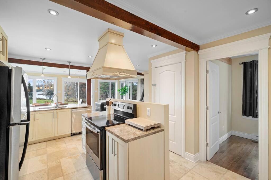 *new* Stunning Waterfront Bright With * Saint-Calixte