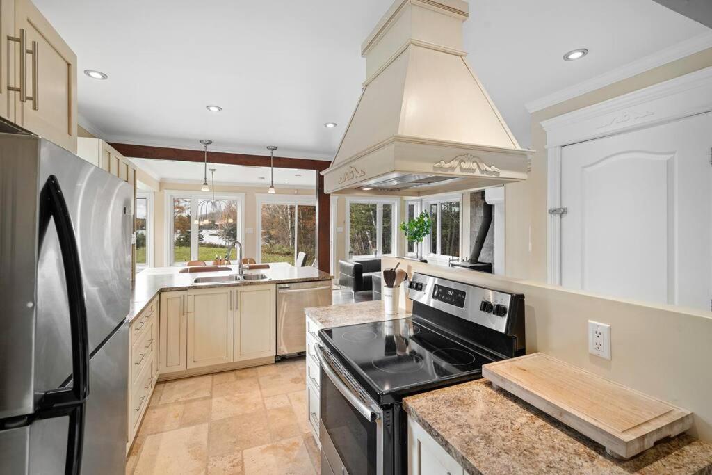 *new* Stunning Waterfront Bright With Chalet *